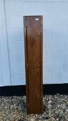 A STEEL GUN SECURITY CABINET, WIDTH 26.5CM, DEPTH 27CM, HEIGHT 150.