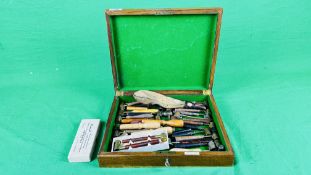 VINTAGE OAK CASE CONTAINING AN EXTENSIVE COLLECTION OF VINTAGE POWDER MEASURES
