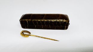 AN ANTIQUE 18CT GOLD HORSESHOE STICK PIN IN A VINTAGE BOX MARKED G. TYDEMAN STOWMARKET.