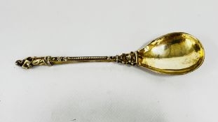 AN ANTIQUE SILVER APOSTLE SPOON, LONDON ASSAY L.L. (RUBBED MARKS ON ONE SIDE) L 19.5CM.