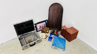 A GROUP OF COLLECTABLES TO INCLUDE A FOLDER CONTAINING VARIOUS EPHEMERA,