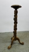AN ORNATE TORCHERE, THE RIVEN COLUMN CARVED WITH GRAPEVINES STANDING ON TRIPOD BASE - HEIGHT 110CM.