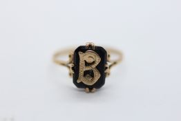 A 9CT GOLD VICTORIAN RING, THE RECTANGULAR JET PANEL MOUNTED WITH THE LETTER 'B', SIZE O/P.