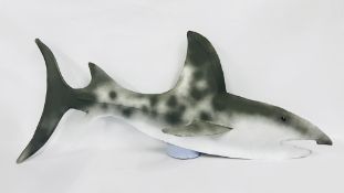 A LARGE DECORATIVE HAND CRAFTED METAL WALL MOUNTED SHARK, LENGTH 120CM.