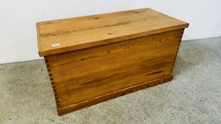 A SOLID WAXED PINE BLANKET BOX W 95CM D 47CM H 49CM.