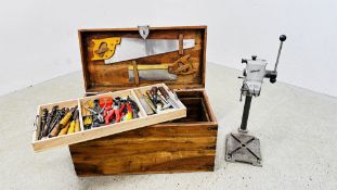 A HARDWOOD METAL BOUND TOOL TRUNK CONTAINING A VARIED COLLECTION OF WORKSHOP HAND TOOLS TO INCLUDE
