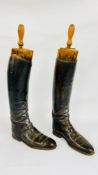 A PAIR OF VINTAGE BLACK LEATHER HUNTING / RIDING BOOTS WITH ORIGINAL BOOT TREES MARKED TOM HILL