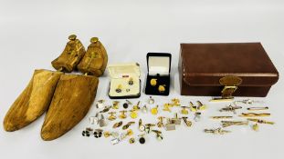 A COLLECTION OF ASSORTED CUFF LINKS AND TIE BARS TO INCLUDE NOVELTY EXAMPLES AND A PAIR OF GENT'S