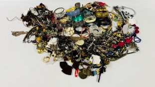 A BOX CONTAINING AN EXTENSIVE COLLECTION OF ASSORTED NECKLACES AND BANGLES TO INCLUDE WHITE METAL