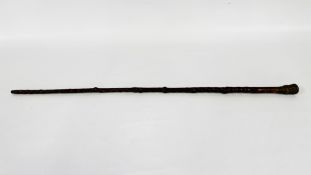 A VINTAGE BRIAR WOOD WALKING CANE, THE EMBOSSED METAL CAP DEPICTING AN INDIAN JUNGLE SCENE, L 92CM.