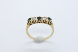 A LADY'S VICTORIAN STYLE 18CT GOLD ENGAGEMENT RING SET WITH THREE EMERALD STONES ALTERNATING