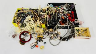 2 X TRAYS CONTAINING ASSORTED COSTUME JEWELLERY.