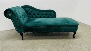 A MODERN GREEN SUEDETTE UPHOLSTERED CHAISE LONGUE.