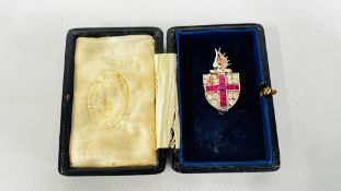 A VINTAGE STONE SET CITY OF LONDON BROOCH IN A VINTAGE BOX.