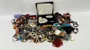A BOX CONTAINING AN EXTENSIVE COLLECTION OF ASSORTED COSTUME JEWELLERY,