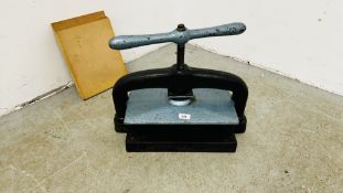 A VINTAGE BOOK BINDERS NIPPING PRESS WITH 3 BOARDS.