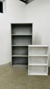 A MODERN GREY FINISH 4 TIER BOOKSHELF W 78CM D 30CM H 166CM ALONG WITH A MODERN WHITE FINISH 3 TIER
