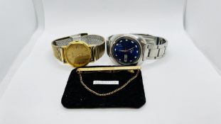 A GOLD PLATED TIE SLIDE ALONG WITH A GENTLEMAN'S BULOVA QUARTZ BRACELET WATCH (WORN CONDITION) AND