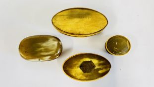 A COLLECTION OF 4 VINTAGE OVAL HORN SNUFF / TRINKET BOXES - ONE EXAMPLE BEARING A YELLOW METAL