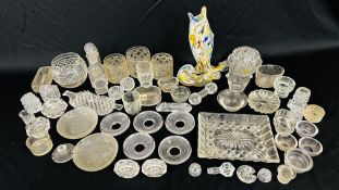 A BOX CONTAINING A GROUP OF VINTAGE GLASSWARE TO INCLUDE CLEAR GLASS LINERS,