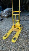 ROBUR 2000KG HYDRAULIC PALLET TRUCK AND SACK BARROW.