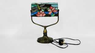 (R) TIFFANY STYLE DESK LAMP WITH LEADED GLASS SHADE WITH DRAGONFLY DESIGN A/F - SOLD AS SEEN.