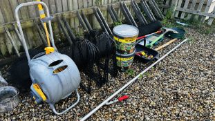 A GROUP OF GARDENING ACCESSORIES TO INCLUDE HOZELOCK HOSE ON REEL,