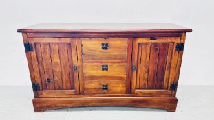 A MODERN HARD WOOD 3 DRAWER 2 DOOR DRESSER BASE W 160CM X D 52CM X H 93CM.