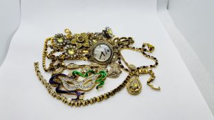 A SMALL GROUP OF COSTUME JEWELLERY TO INCLUDE BOXED STONE SET BRACELET WITH SWAROVSKI CRYSTALS,