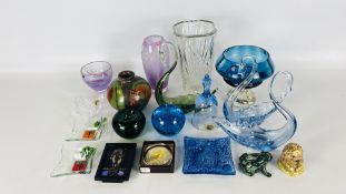 A GROUP OF ART GLASS TO INCLUDE SWAN ORNAMENTS, LANGHAM FROG, PAPERWEIGHTS,