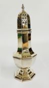 A SOLID SILVER SUGAR CASTER, LONDON 1973, MAKER AC & SS LTD, H 19CM.