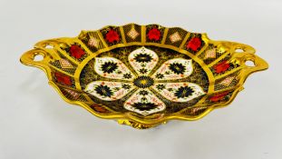 A ROYAL CROWN DERBY IMARI FOOTED DISH (1128) DIAM 23.5CM X H 7.5CM.