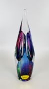 AN ADAM JABLONSKI HAND CRAFTED ART GLASS SCULPTURE,