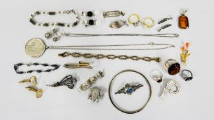 A BOX OF ASSORTED SILVER, SILVER GILT AND WHITE METAL JEWELLERY TO INCLUDE STONE SET FROG BROOCH,