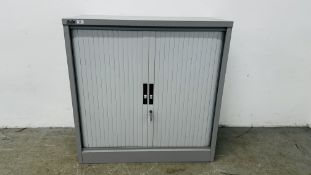 A GREY STEEL SILVERLINE STORAGE CABINET WITH TAMBOUR FRONT AND SHELVED INTERIOR WITH KEYS,