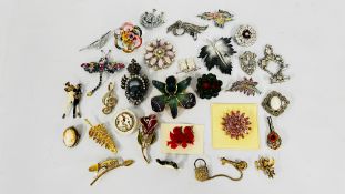 APPROX 30 ELABORATE COSTUME JEWELLERY BROOCHES TO INCLUDE MANY STONE SET EXAMPLES.