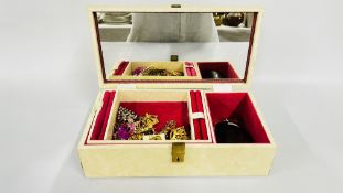 REMAINING CONTENTS OF JEWELLERY CASKET TO INCLUDE ASSORTED COSTUME JEWELLERY BROOCHES,