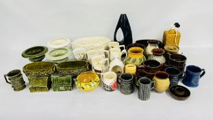 AN EXTENSIVE COLLECTION OF HOLKHAM POTTERY TO INCLUDE MUGS, PLANTERS, VASES, ETC.