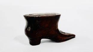 A VINTAGE TREEN SNUFF SHOE WITH PIQUE DECORATION L 11CM X H 5CM.