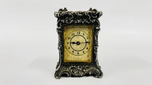 AN ELABORATE VINTAGE MINIATURE CARRIAGE CLOCK W 6 X D 5 X H 8.5CM.