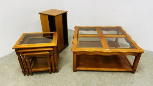 A MODERN SQUARE COFFEE TABLE WITH 4 INSET SMOKED GLASS PANELS AND UNDER TIER 91 X 91CM ALONG WITH A