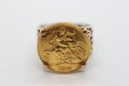 A YELLOW METAL PIERCED BAND RING MOUNTED WITH 1912 HALF SOVEREIGN COIN, SIZE T/U.