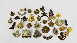 A COLLECTION OF MILITARY CAP / SWEETHEART BADGES AND BUTTONS.