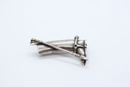A SILVER PIN BROOCH OF RIDING BOOT & CROP DESIGN.