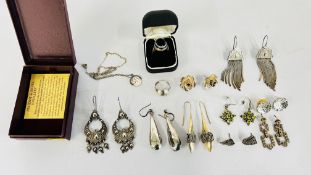 A TIN CONTAINING A GROUP OF MODERN & VINTAGE STYLE SILVER AND WHITE METAL EARRINGS + AN ORNATE