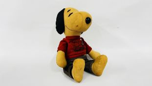 A VINTAGE 1950's SNOOPY RAG DOLL TOY - APPROX L 37CM.