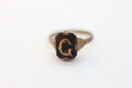 A 9CT GOLD VICTORIAN PANEL RING SET WITH THE LETTER 