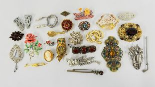 APPROX 25 ASSORTED VINTAGE AND MODERN BROOCHES TO INCLUDE ENAMELLED,