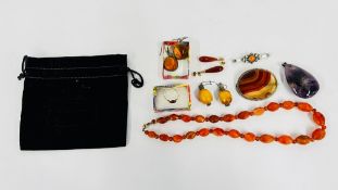 A VINTAGE GLASS BEADED NECKLACE, AGATE BROOCH, AMETHYST PENDANT AND A BROOCH,