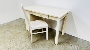 A MODERN IVORY FINISH DESK/DRESSING TABLE WITH SHELVED END AND CHAIR WIDTH 121CM DEPTH 60CM HEIGHT